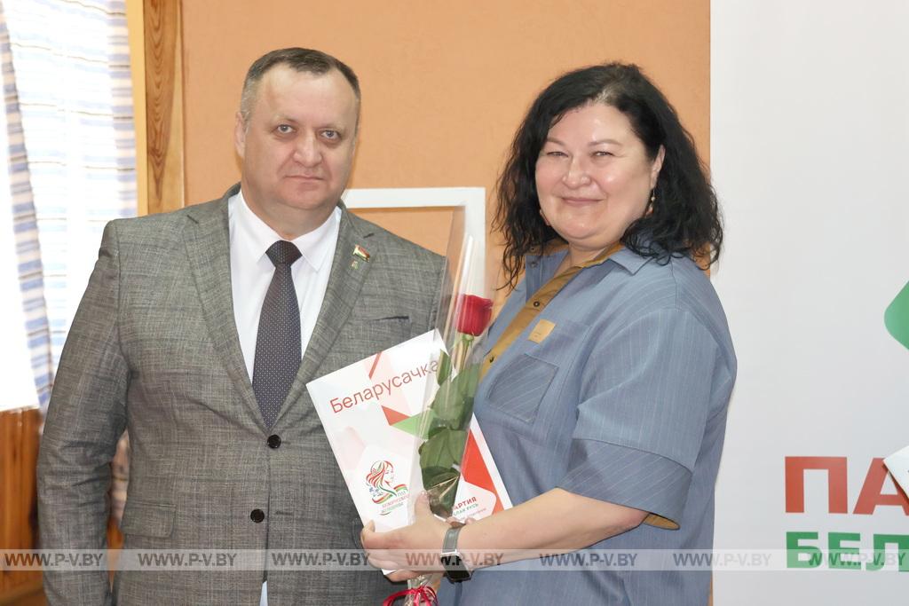 Героинями буклета «Беларусачка» стали 15 жительниц Пинского района