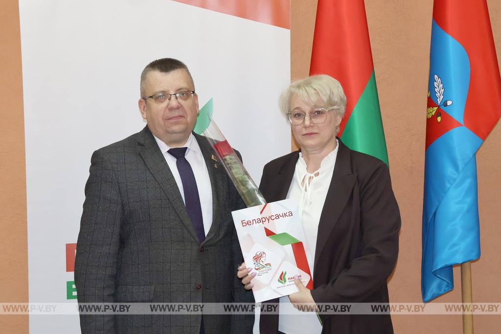 Героинями буклета «Беларусачка» стали 15 жительниц Пинского района