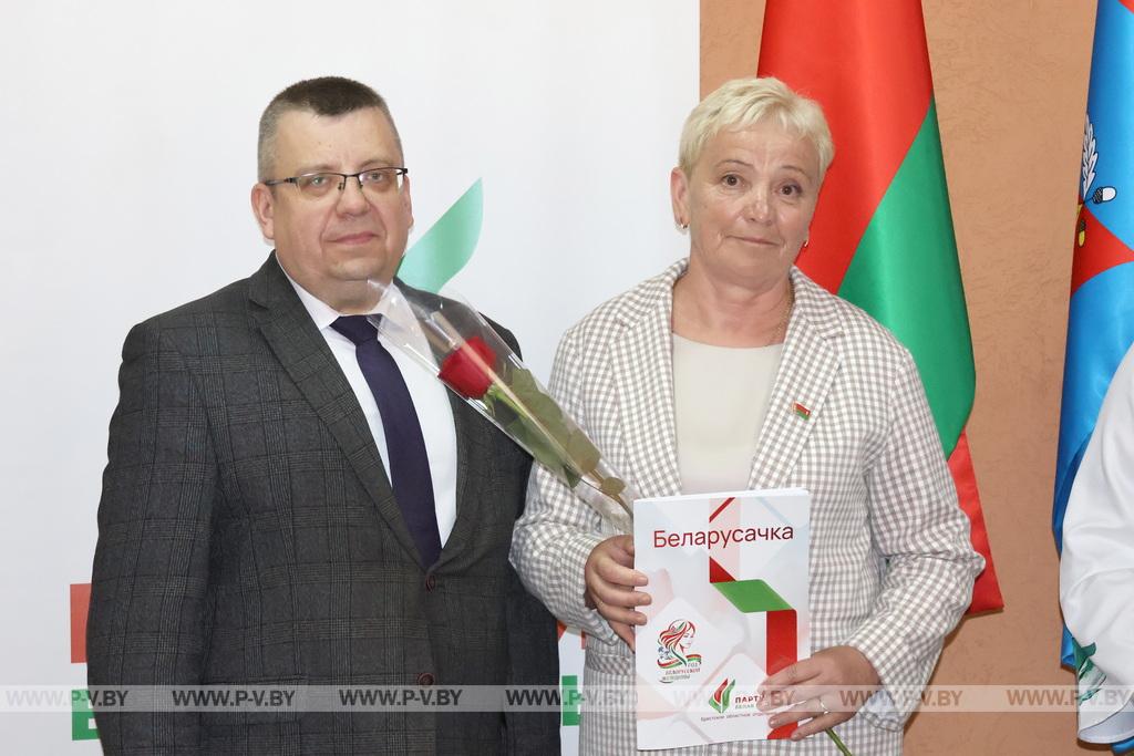 Героинями буклета «Беларусачка» стали 15 жительниц Пинского района