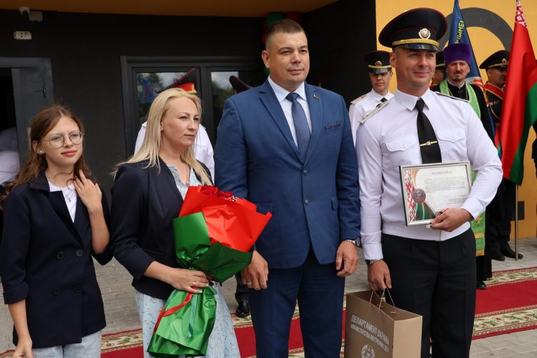 Сотрудникам Департамента охраны Брестской области вручили ключи от арендных квартир Сотрудникам Департамента охраны Брестской области вручили ключи от арендных квартир