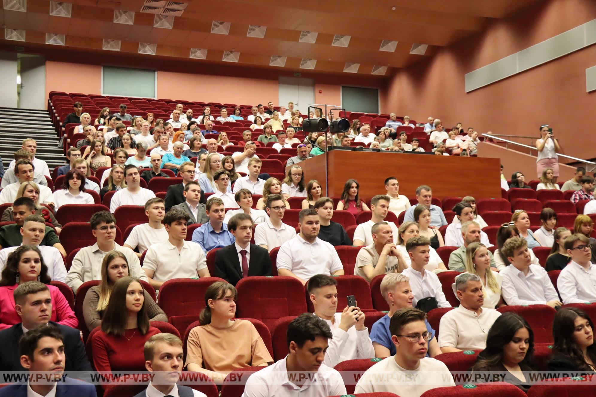 В ПолесГУ состоялась торжественная церемония вручения дипломов студентам инженерного факультета