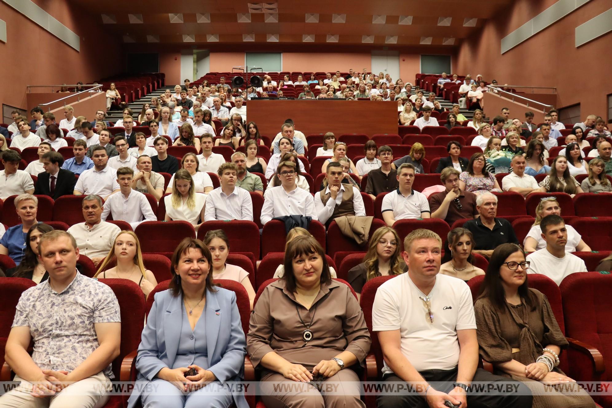 В ПолесГУ состоялась торжественная церемония вручения дипломов студентам инженерного факультета