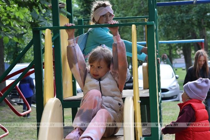 В Пинске открыли новую детскую площадку В Пинске открыли новую детскую площадку