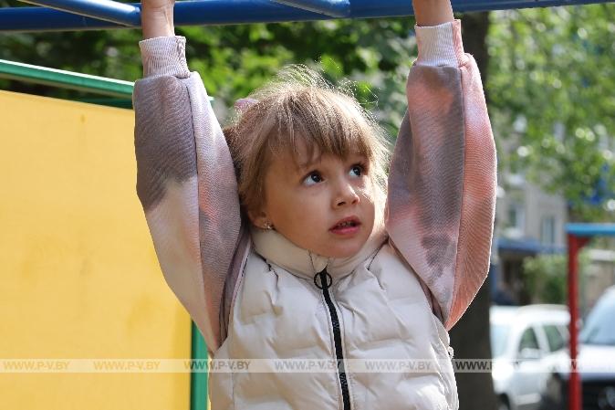 В Пинске открыли новую детскую площадку