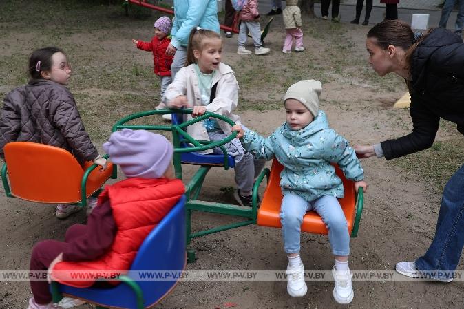 В Пинске открыли новую детскую площадку