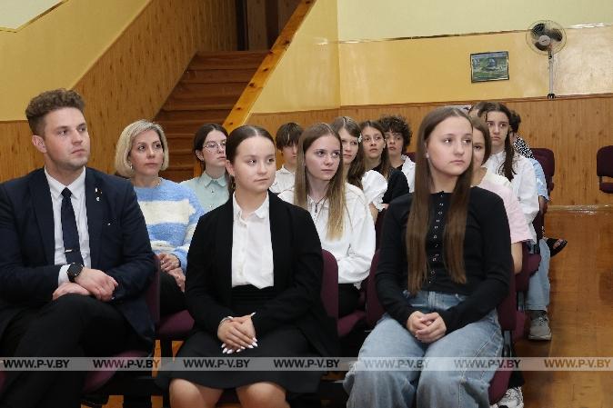 Главный редактор «Пінскага весніка» встретилась с воспитанниками лагеря «Лидер» в средней школе № 15