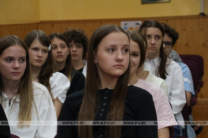 Главный редактор «Пінскага весніка» встретилась с воспитанниками лагеря «Лидер» в средней школе № 15