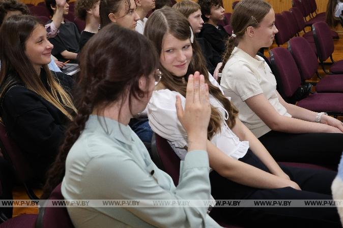 Главный редактор «Пінскага весніка» встретилась с воспитанниками лагеря «Лидер» в средней школе № 15