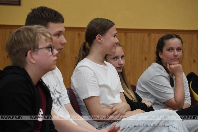 Главный редактор «Пінскага весніка» встретилась с воспитанниками лагеря «Лидер» в средней школе № 15