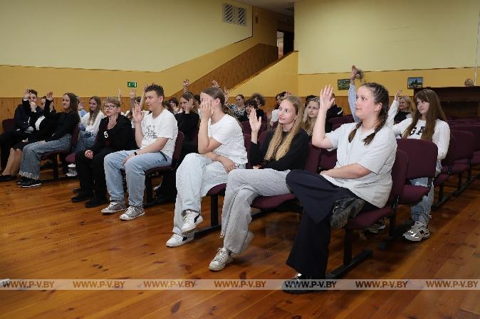 Главный редактор «Пінскага весніка» встретилась с воспитанниками лагеря «Лидер» в средней школе № 15