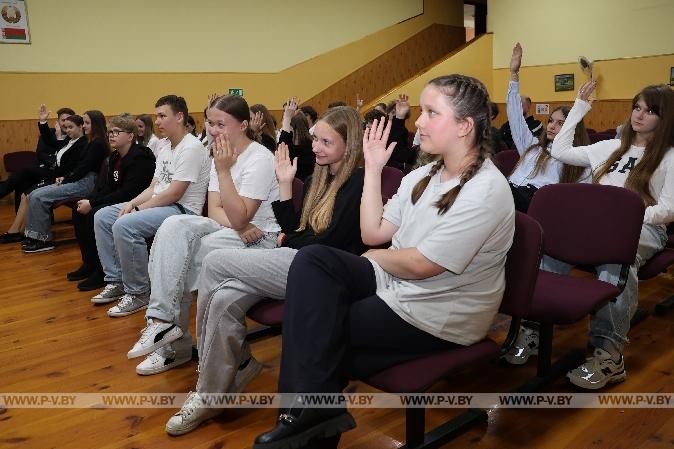 Главный редактор «Пінскага весніка» встретилась с воспитанниками лагеря «Лидер» в средней школе № 15