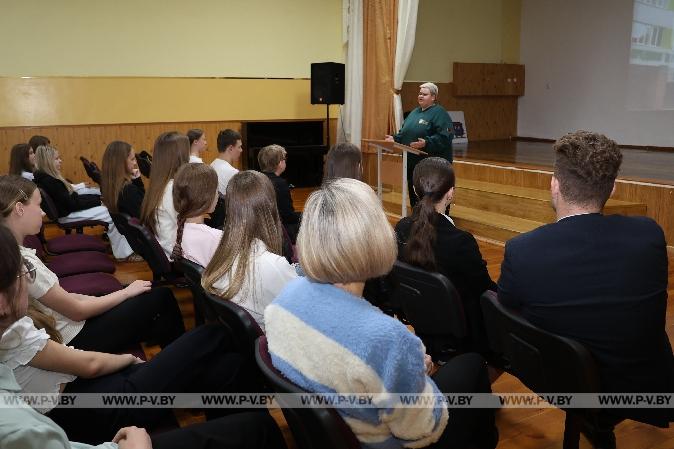 Главный редактор «Пінскага весніка» встретилась с воспитанниками лагеря «Лидер» в средней школе № 15