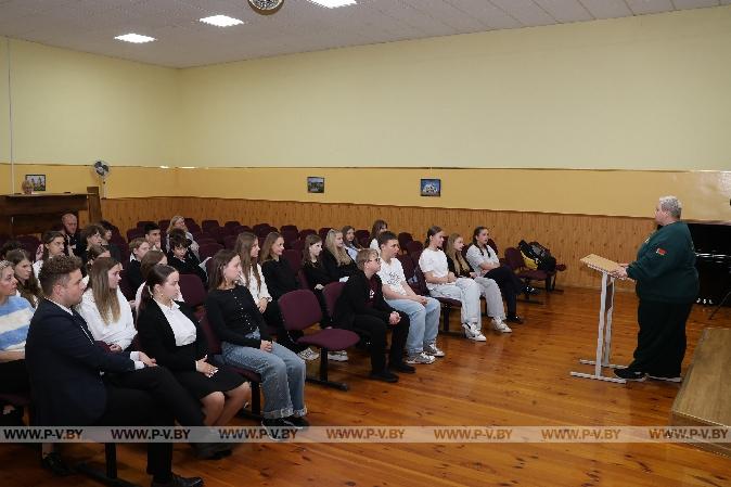 Главный редактор «Пінскага весніка» встретилась с воспитанниками лагеря «Лидер» в средней школе № 15