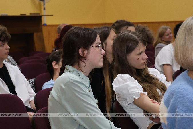 Главный редактор «Пінскага весніка» встретилась с воспитанниками лагеря «Лидер» в средней школе № 15