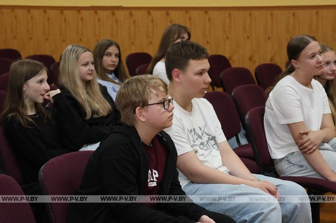 Главный редактор «Пінскага весніка» встретилась с воспитанниками лагеря «Лидер» в средней школе № 15