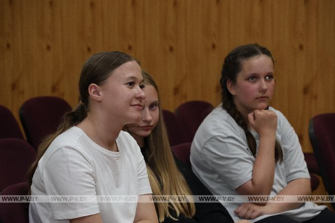 Главный редактор «Пінскага весніка» встретилась с воспитанниками лагеря «Лидер» в средней школе № 15