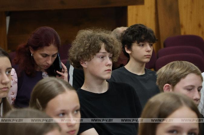 Главный редактор «Пінскага весніка» встретилась с воспитанниками лагеря «Лидер» в средней школе № 15