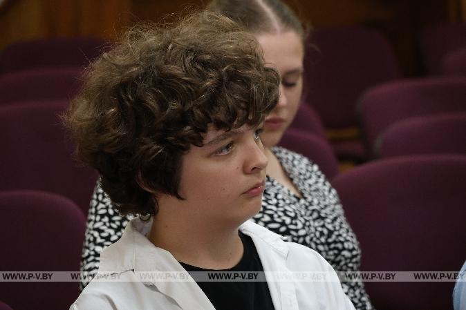 Главный редактор «Пінскага весніка» встретилась с воспитанниками лагеря «Лидер» в средней школе № 15