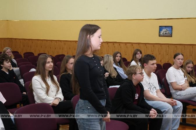 Главный редактор «Пінскага весніка» встретилась с воспитанниками лагеря «Лидер» в средней школе № 15