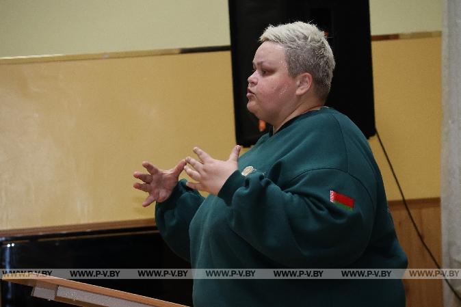 Главный редактор «Пінскага весніка» встретилась с воспитанниками лагеря «Лидер» в средней школе № 15