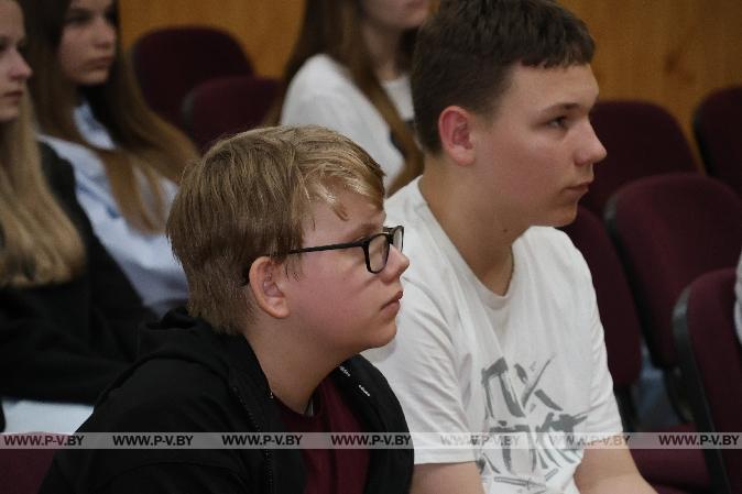Главный редактор «Пінскага весніка» встретилась с воспитанниками лагеря «Лидер» в средней школе № 15
