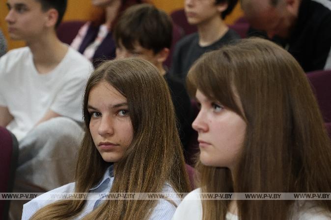 Главный редактор «Пінскага весніка» встретилась с воспитанниками лагеря «Лидер» в средней школе № 15