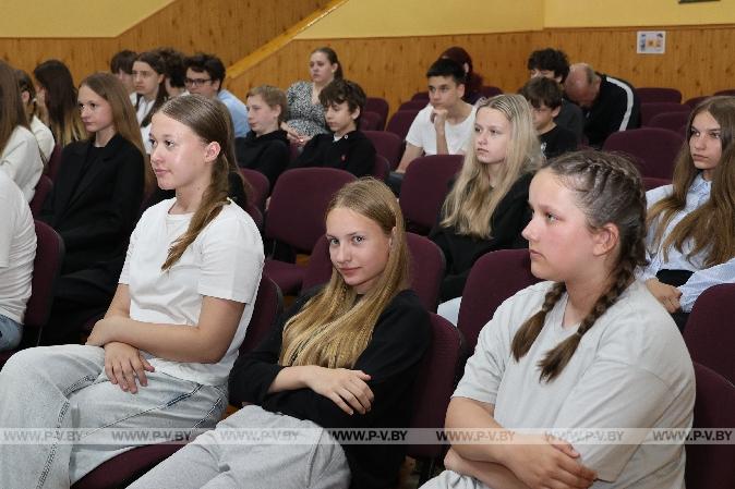 Главный редактор «Пінскага весніка» встретилась с воспитанниками лагеря «Лидер» в средней школе № 15