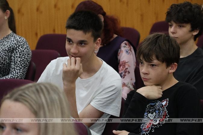 Главный редактор «Пінскага весніка» встретилась с воспитанниками лагеря «Лидер» в средней школе № 15
