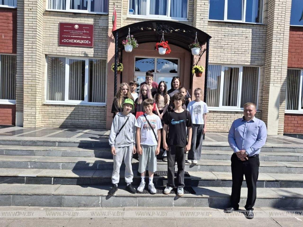 Профориентация в деле: школьники Пинского района увидели работу аграриев своими глазами