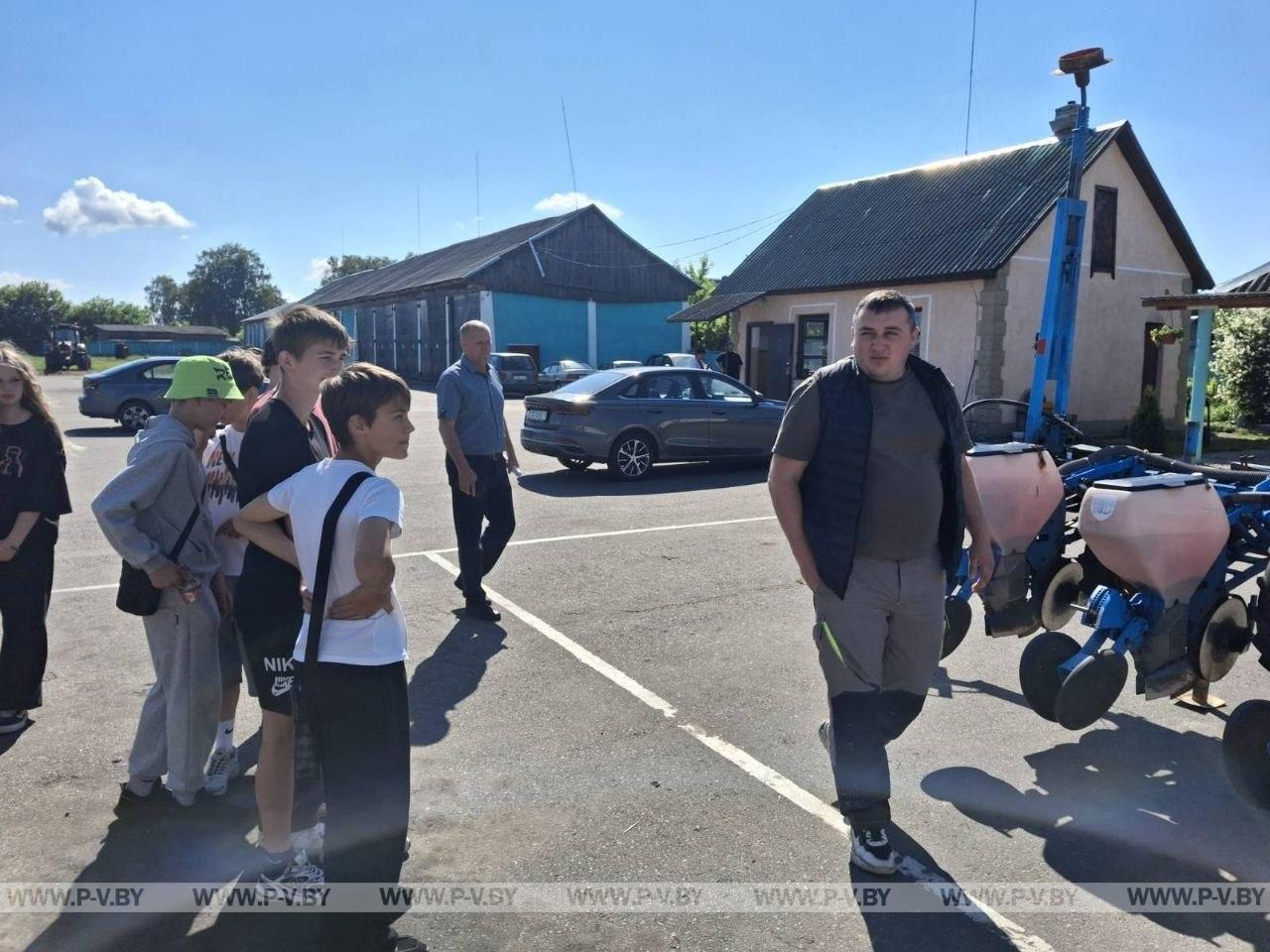 Профориентация в деле: школьники Пинского района увидели работу аграриев своими глазами