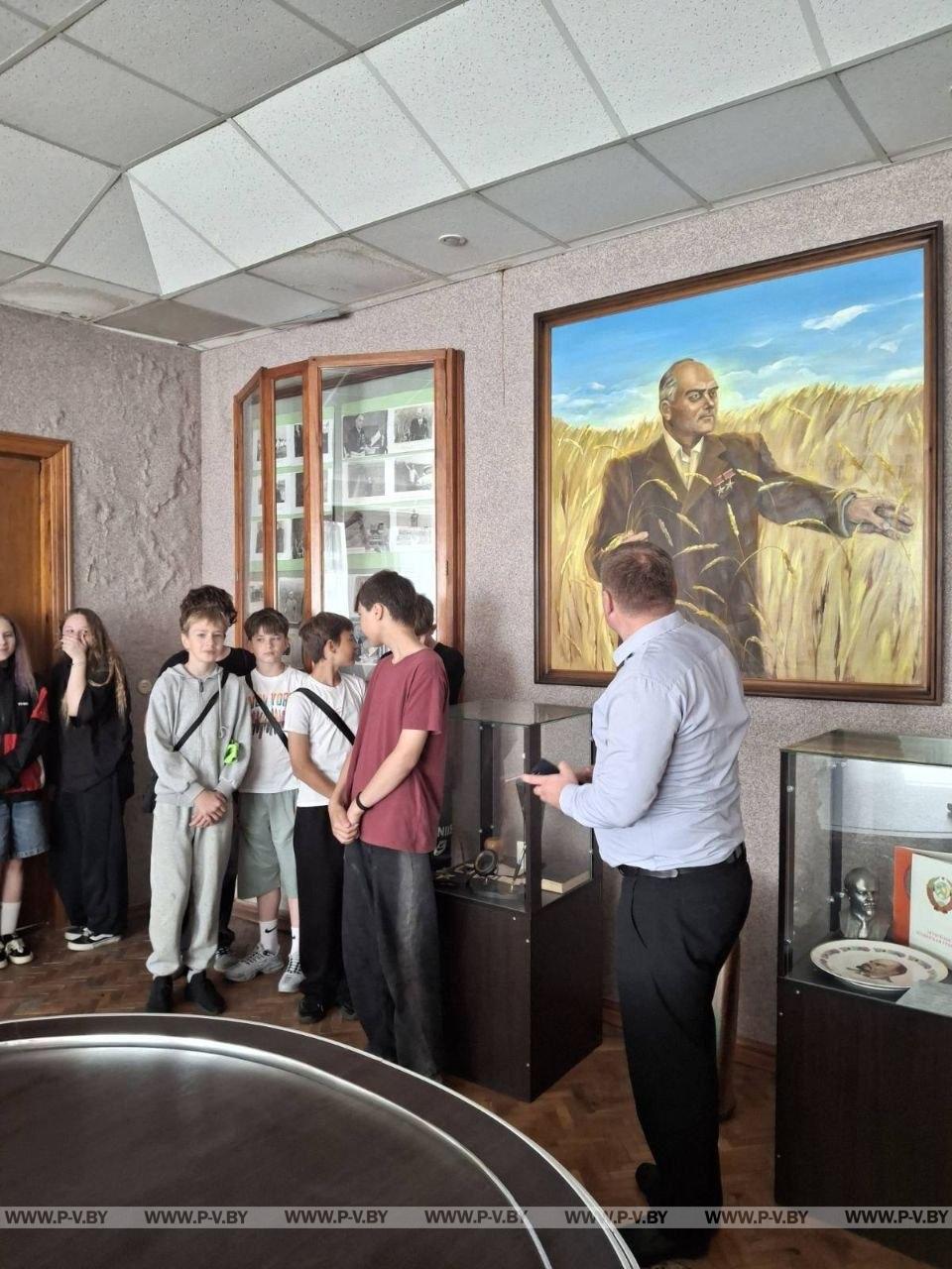 Профориентация в деле: школьники Пинского района увидели работу аграриев своими глазами