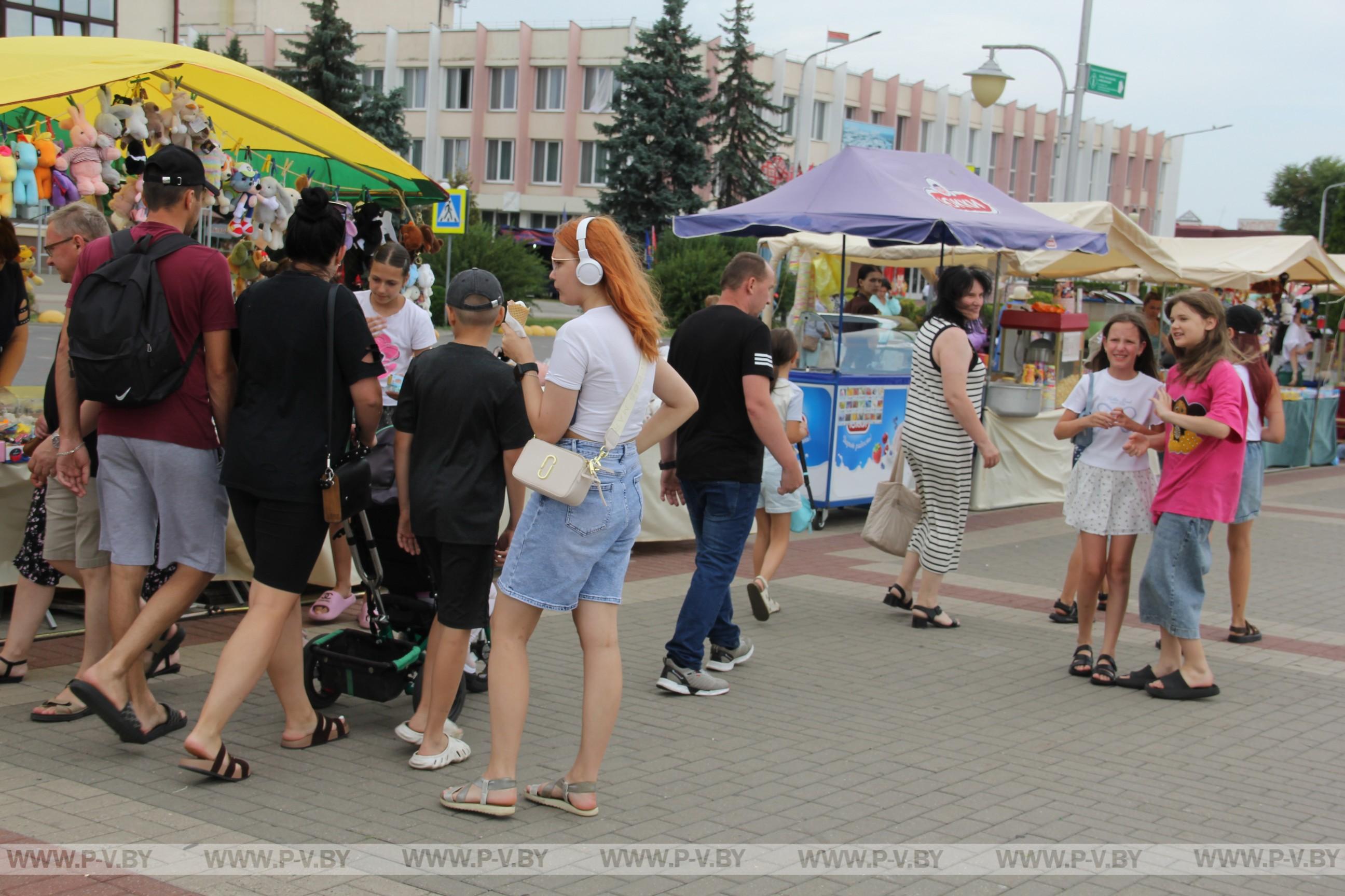 Площадь Ленина: пинчане и гости города уже пришли на праздник