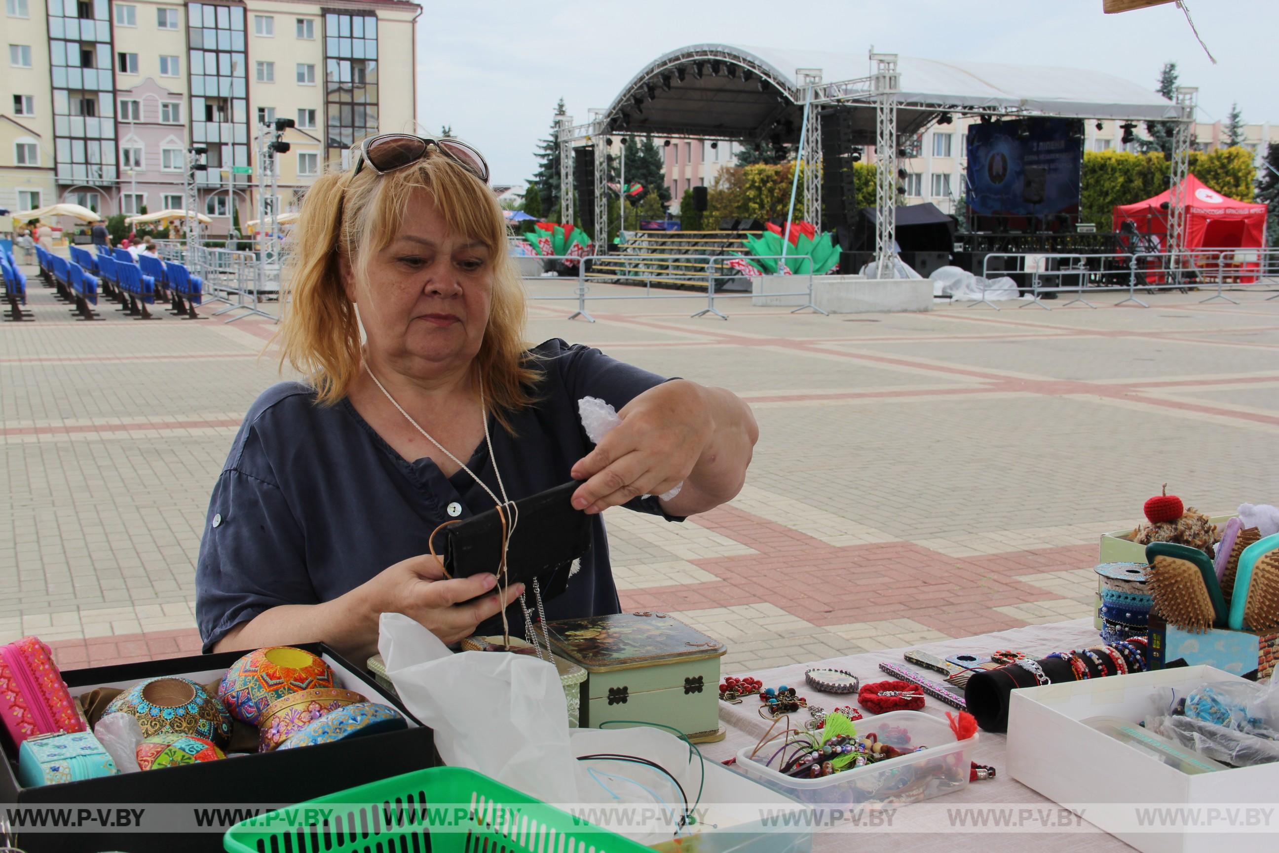 Площадь Ленина: пинчане и гости города уже пришли на праздник