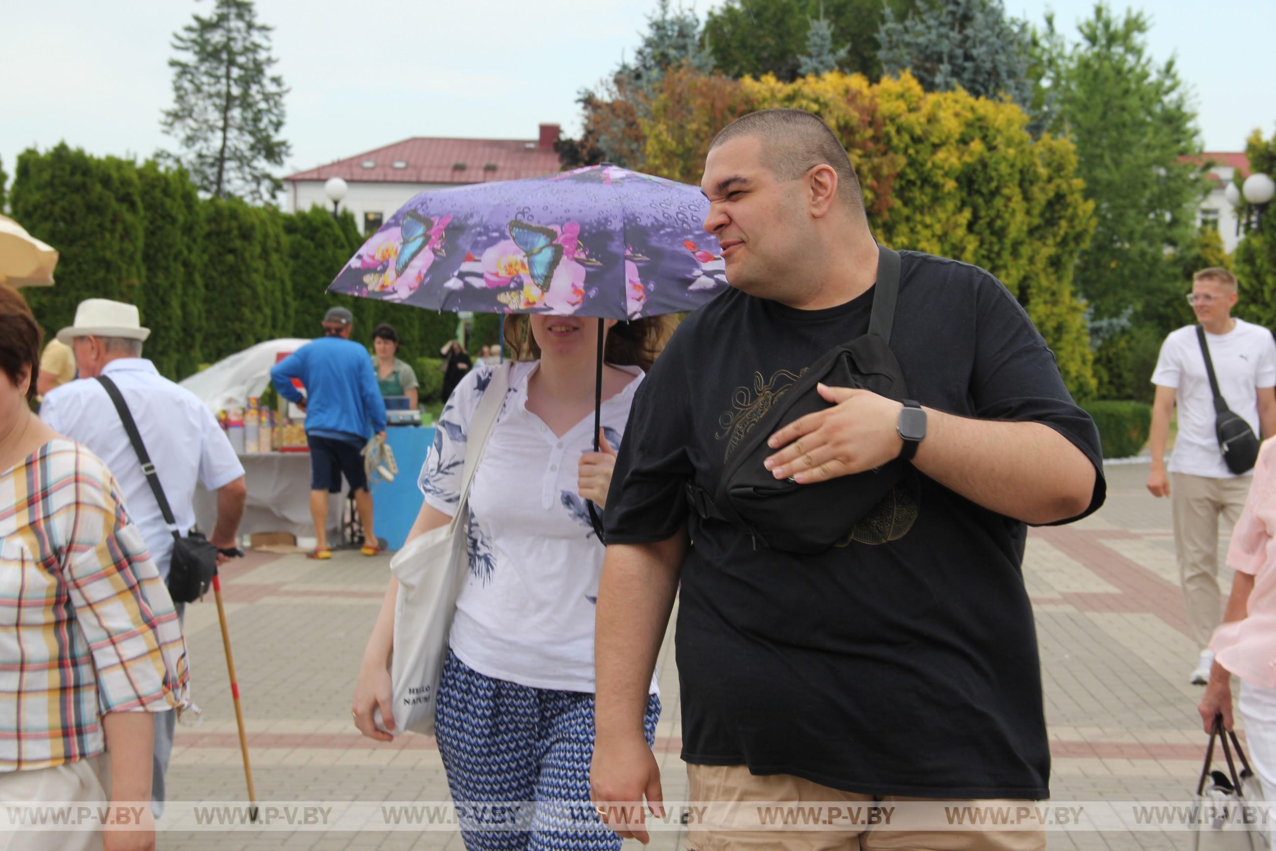Площадь Ленина: пинчане и гости города уже пришли на праздник