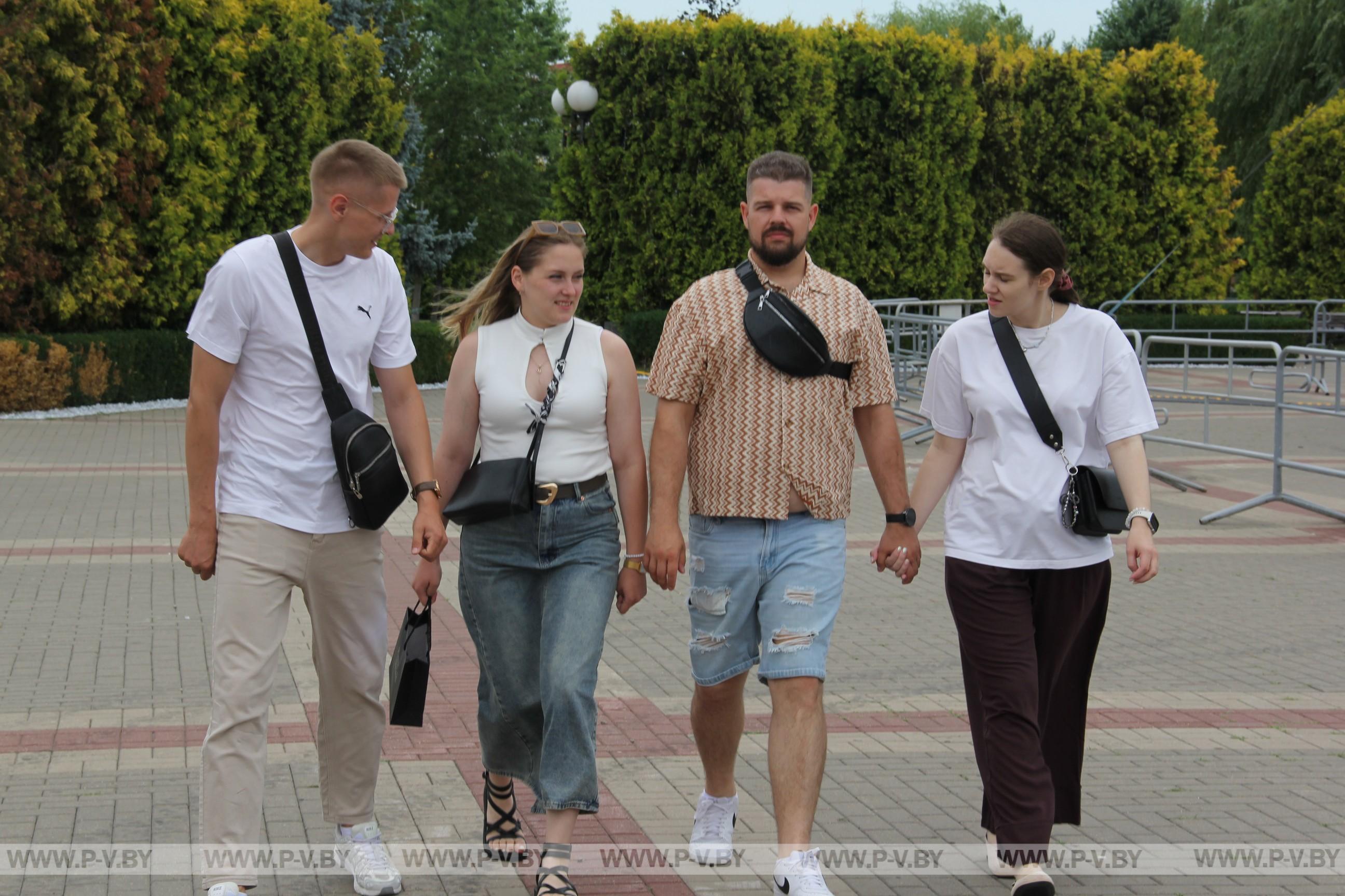 Площадь Ленина: пинчане и гости города уже пришли на праздник