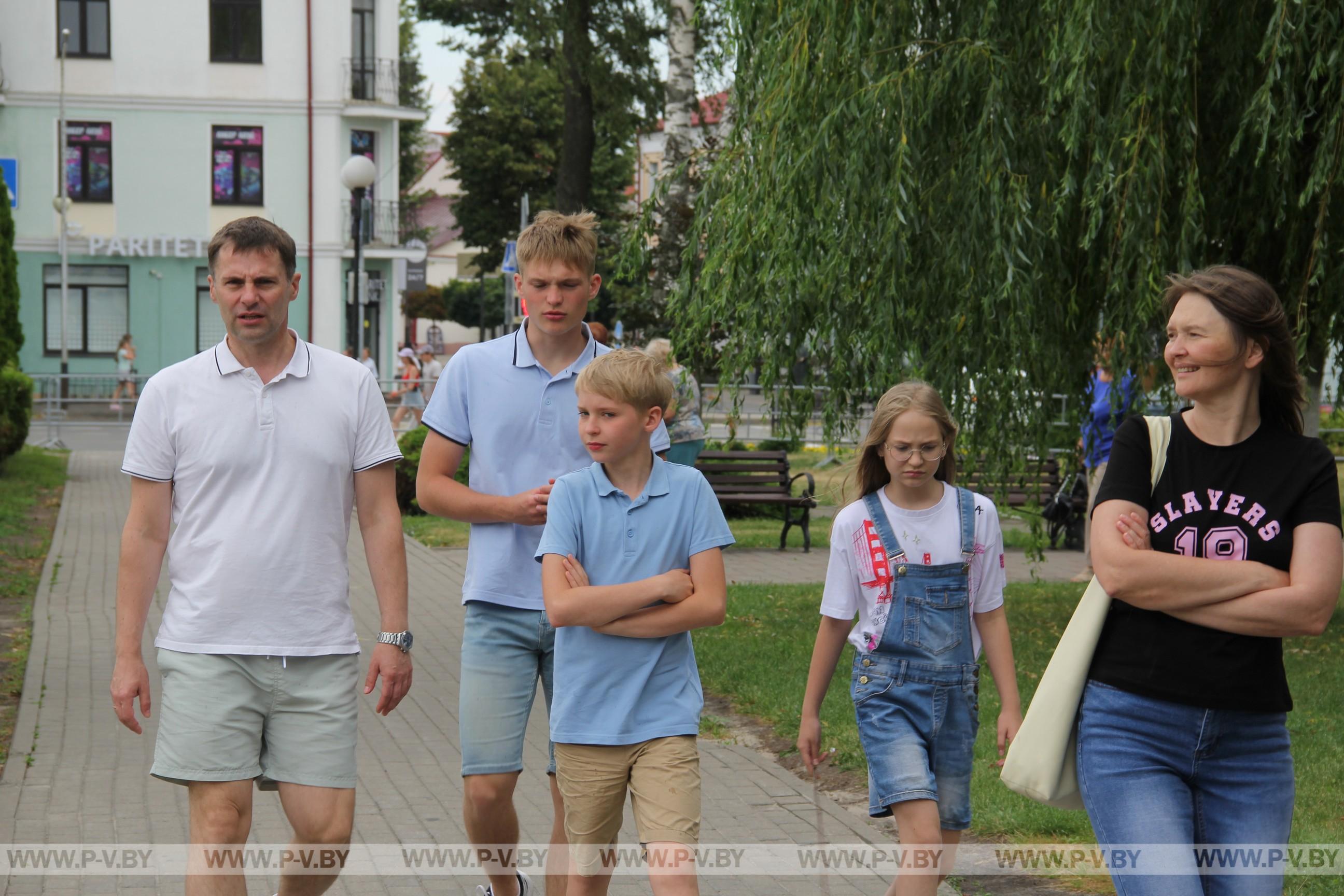 Площадь Ленина: пинчане и гости города уже пришли на праздник