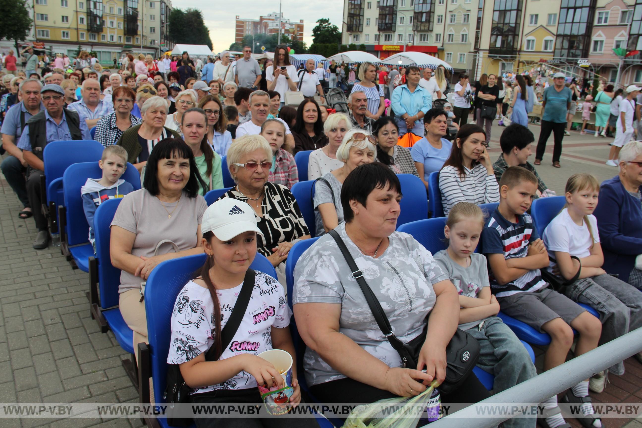 Площадь Ленина: пинчане и гости города уже пришли на праздник