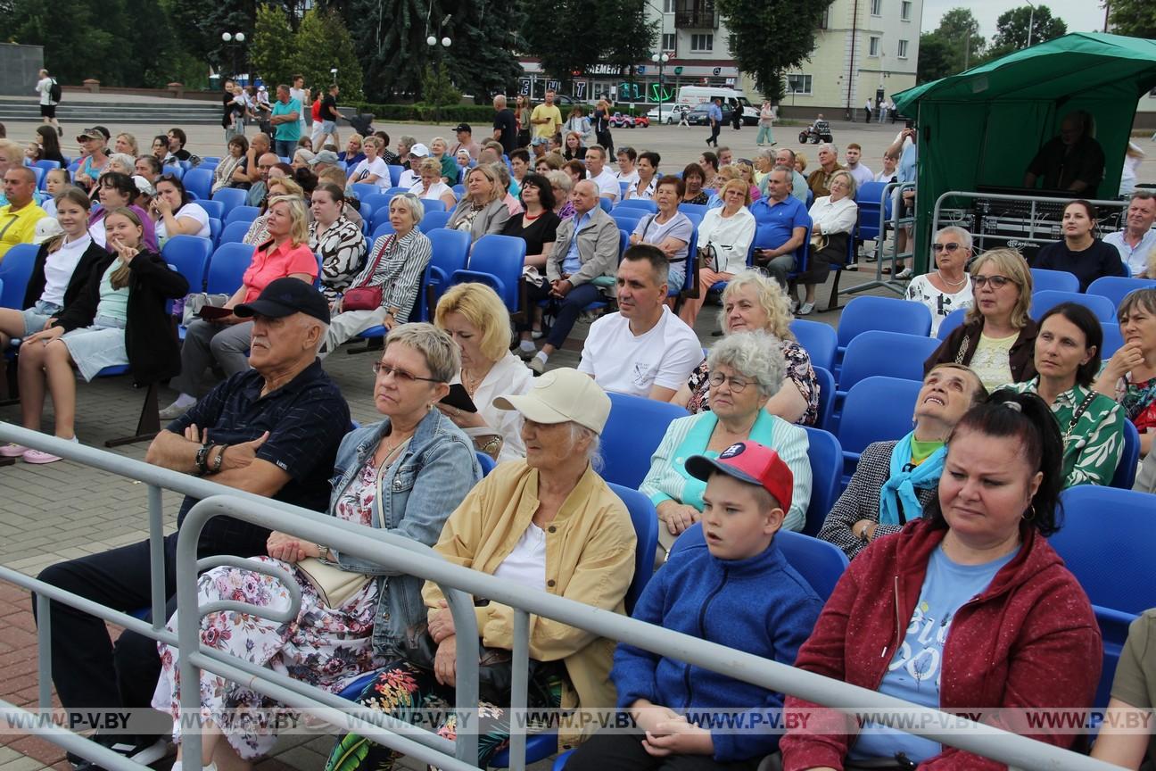 Площадь Ленина: пинчане и гости города уже пришли на праздник