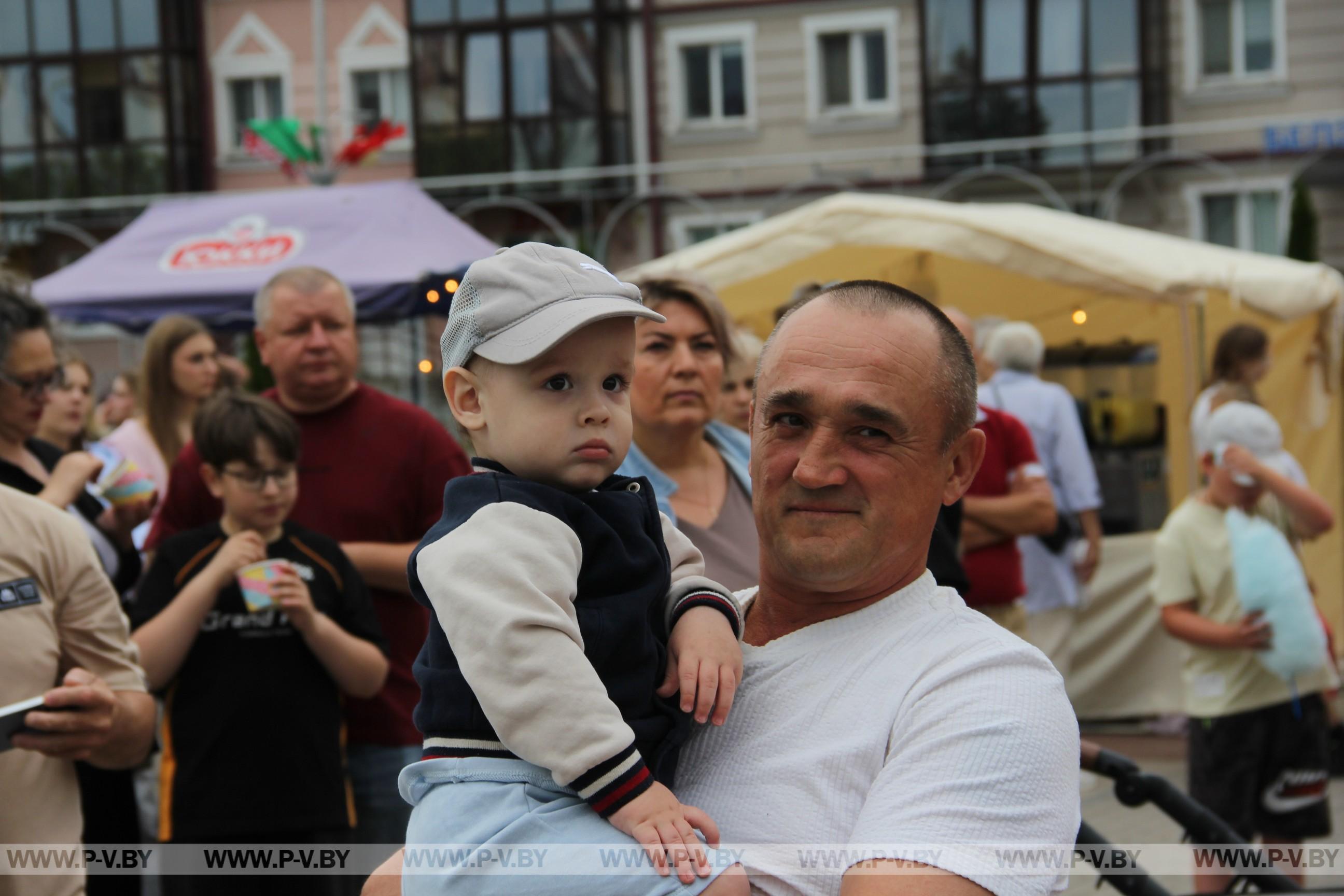 Площадь Ленина: пинчане и гости города уже пришли на праздник