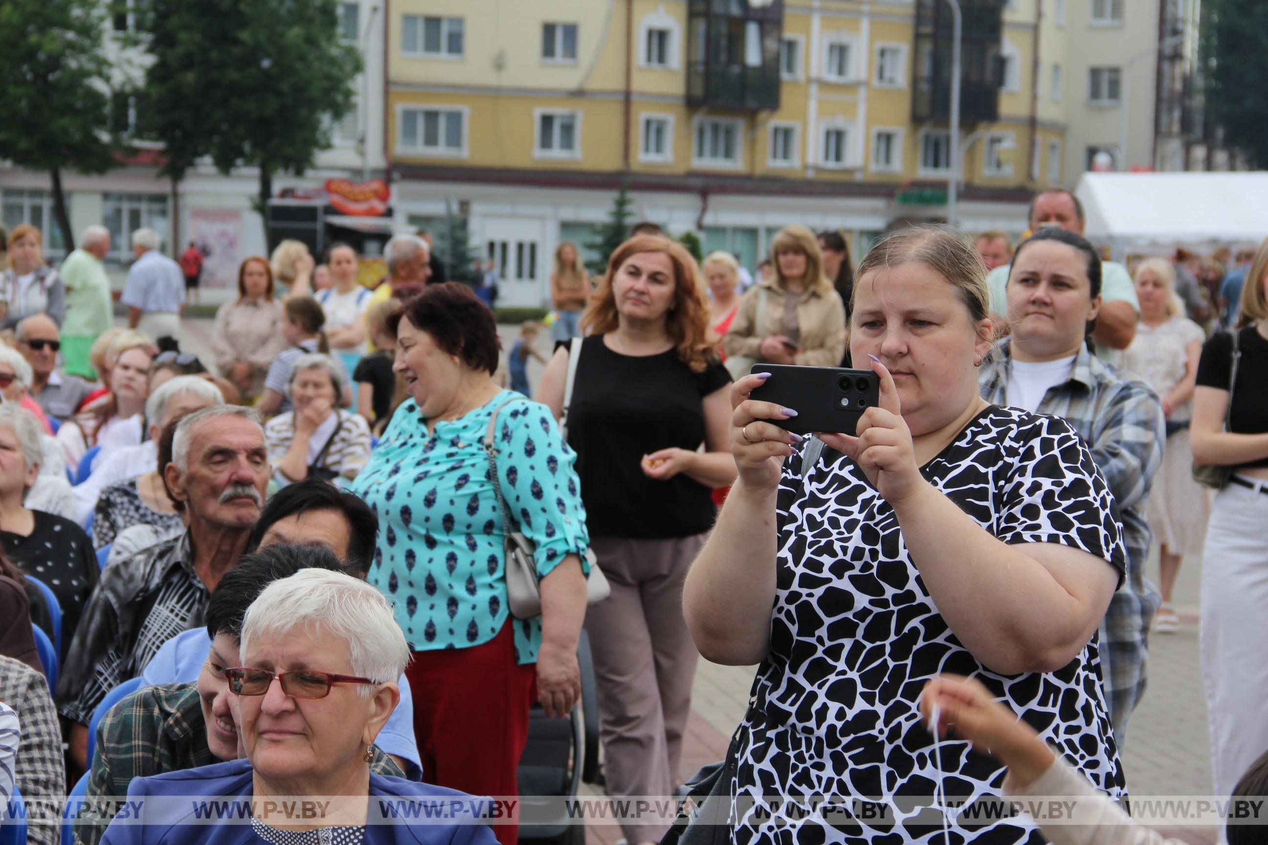 Площадь Ленина: пинчане и гости города уже пришли на праздник