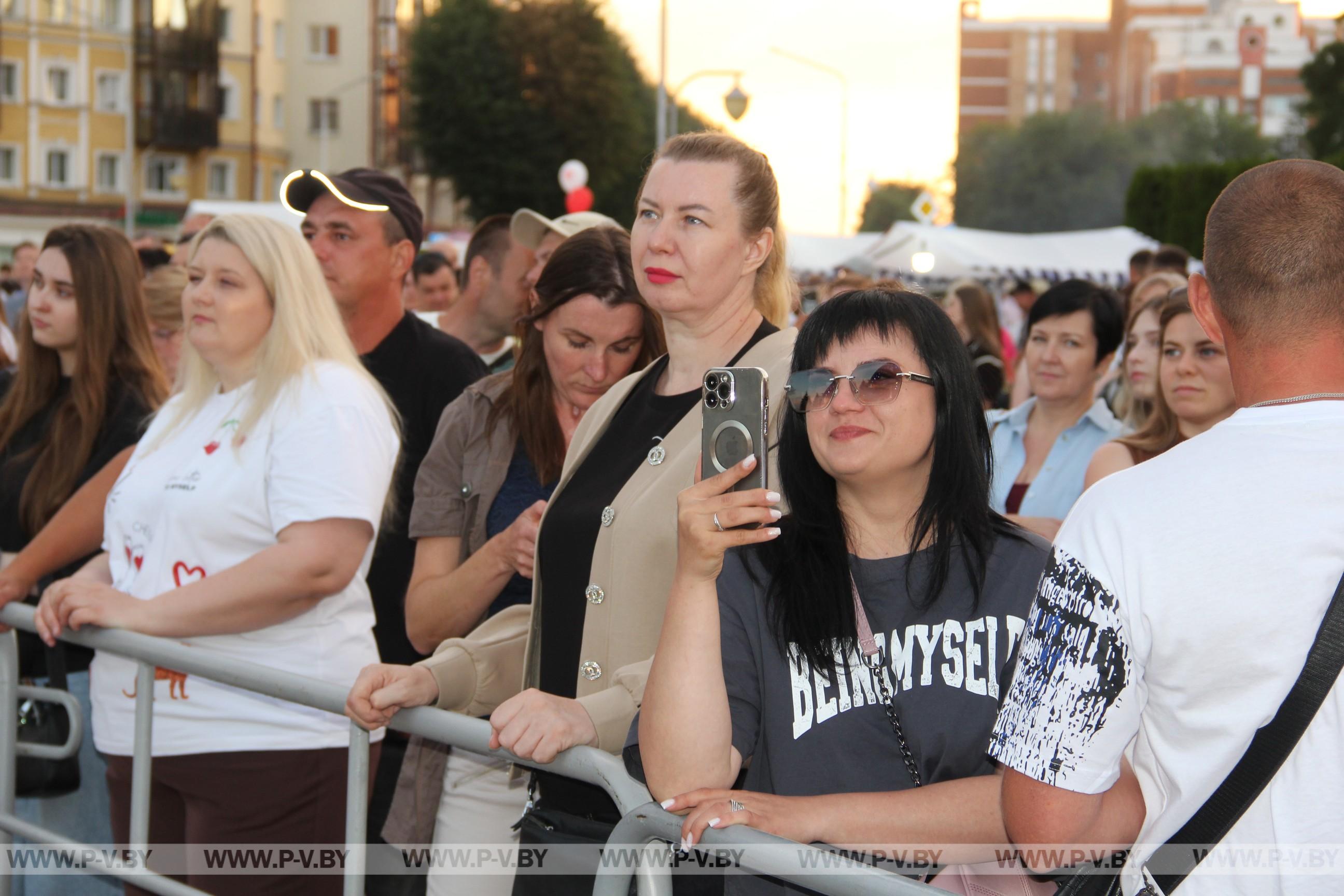 Площадь Ленина: пинчане и гости города уже пришли на праздник
