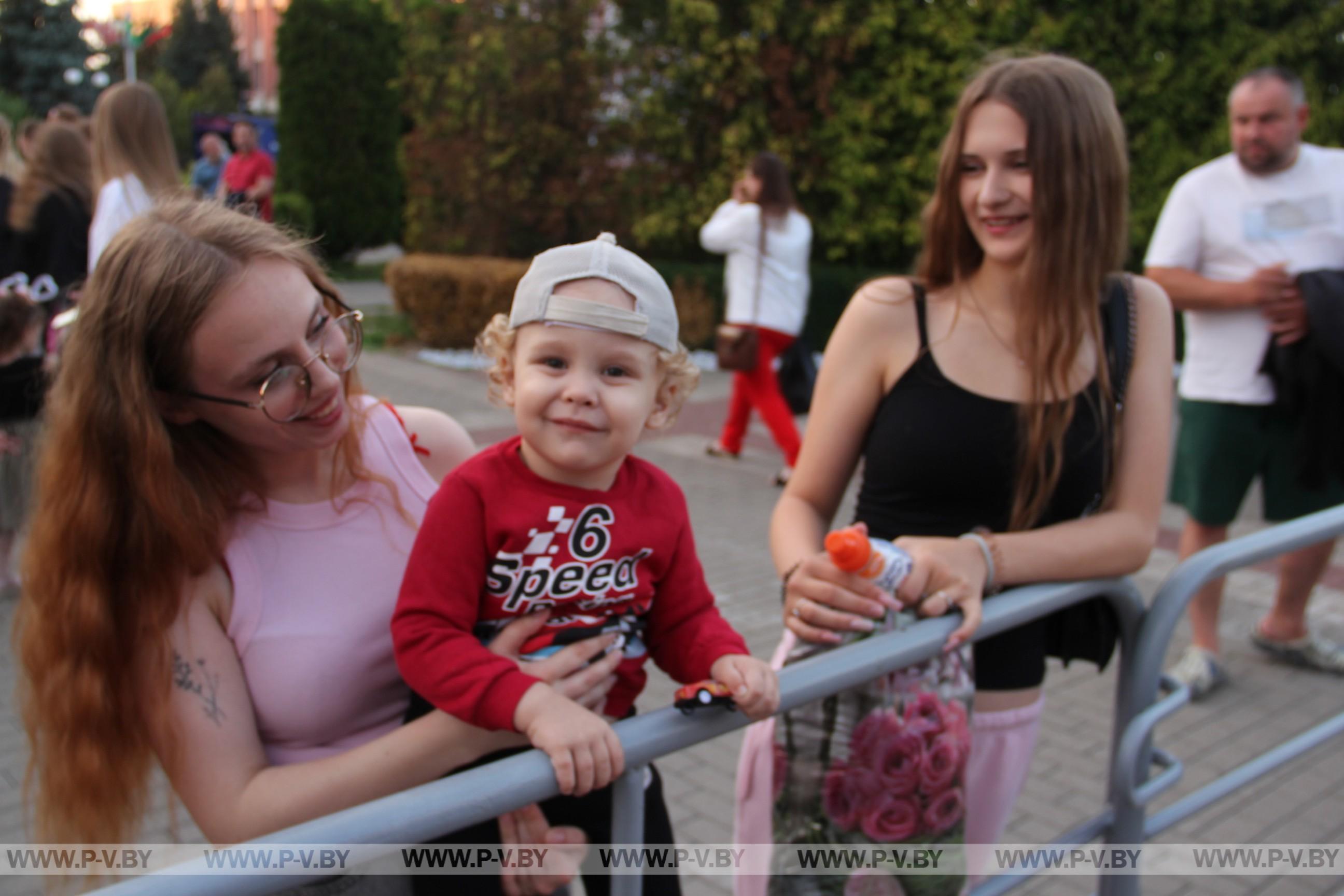Площадь Ленина: пинчане и гости города уже пришли на праздник