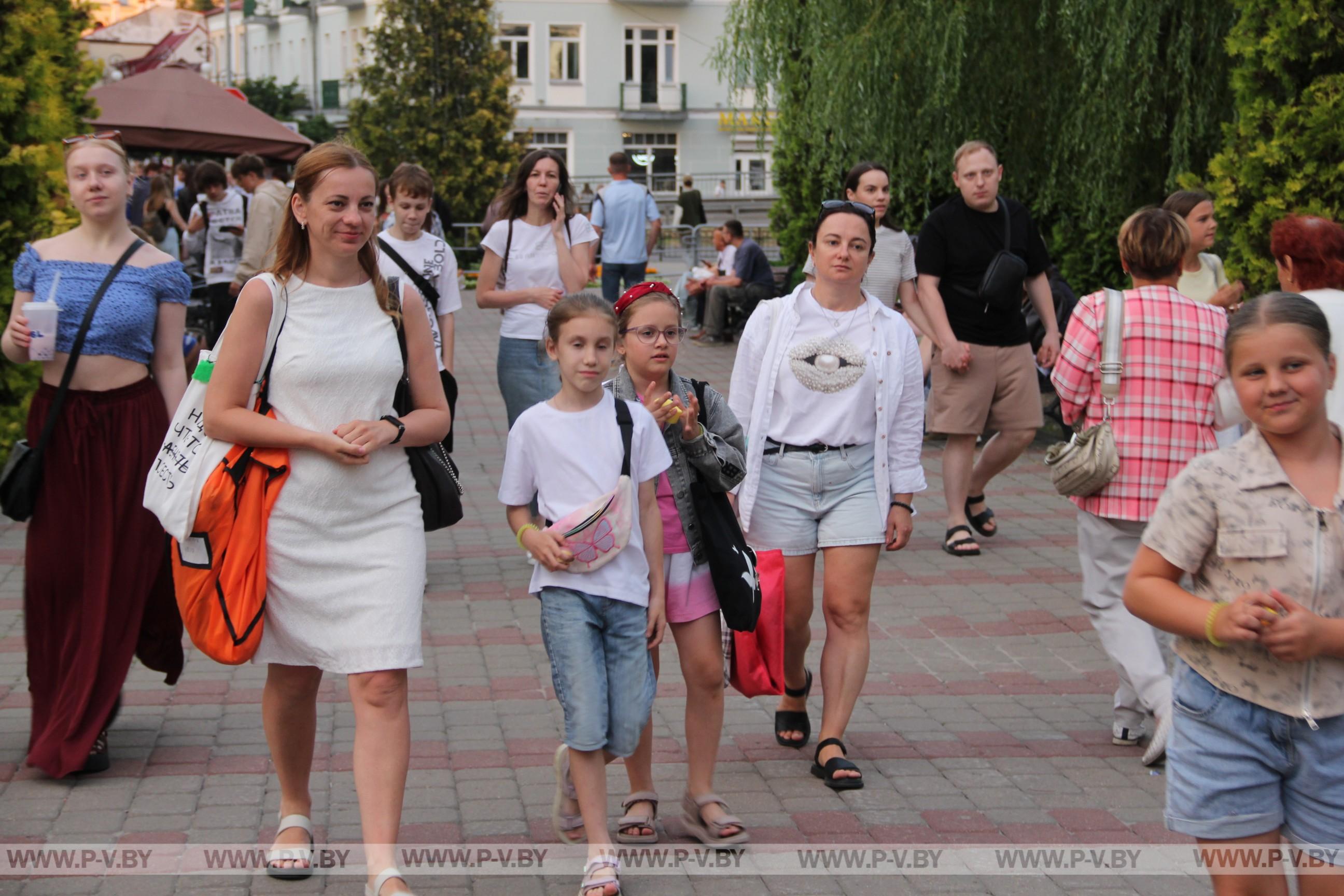 Площадь Ленина: пинчане и гости города уже пришли на праздник