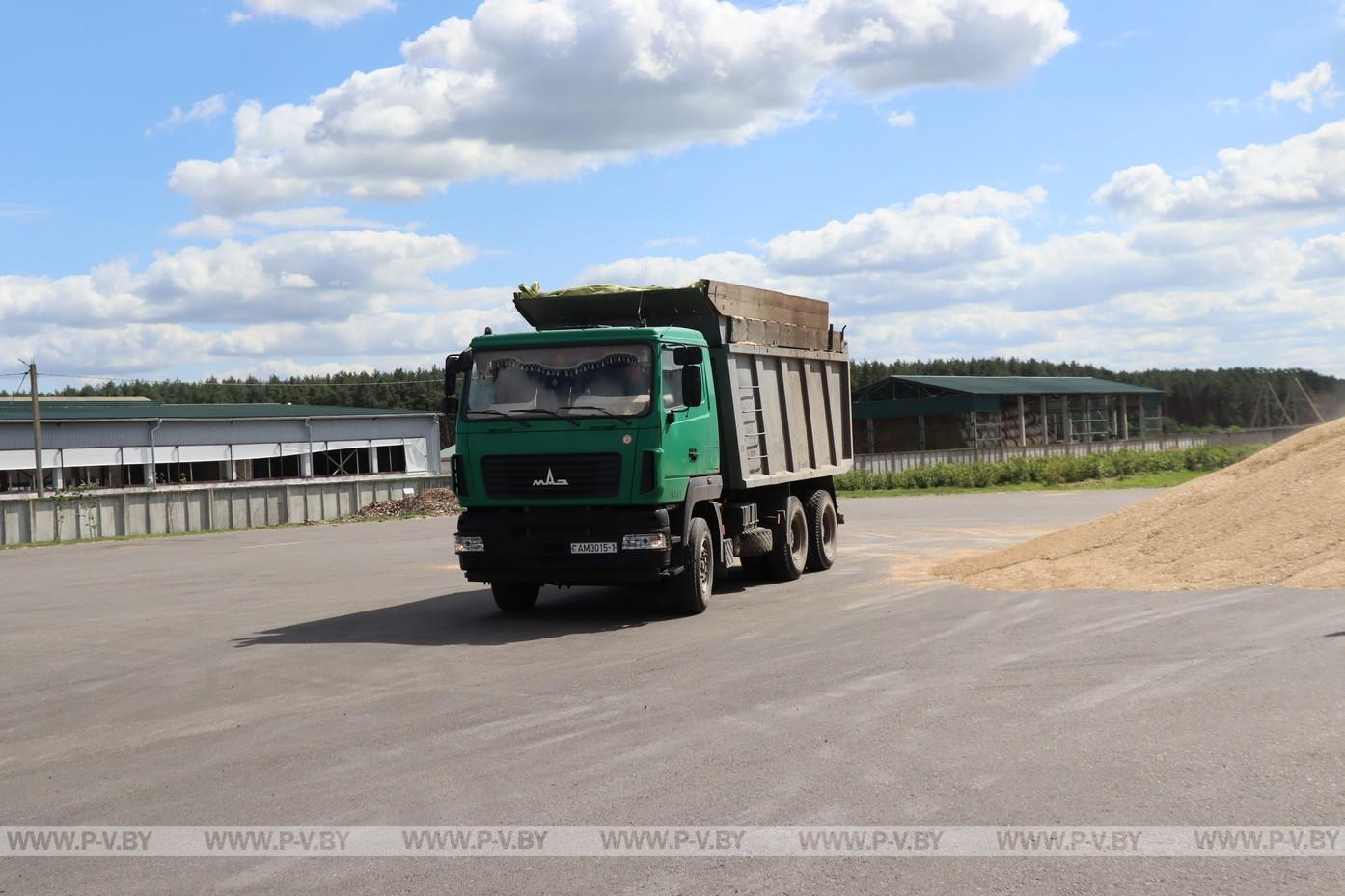 «Парохонское» намолотило 10 тысяч тонн зерна