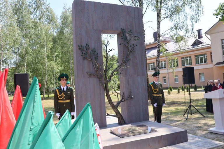 В деревне Жабчицы открыли памятник мирным жертвам фашизма