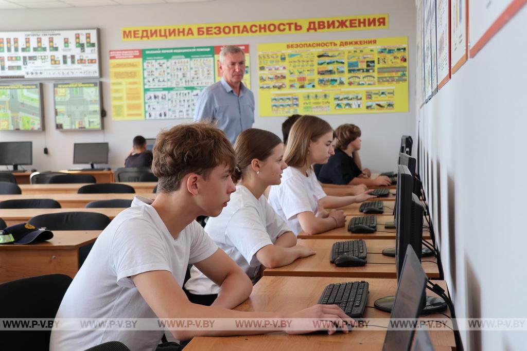 В Пинске дети покатались на картах и заодно закрепили знания ПДД
