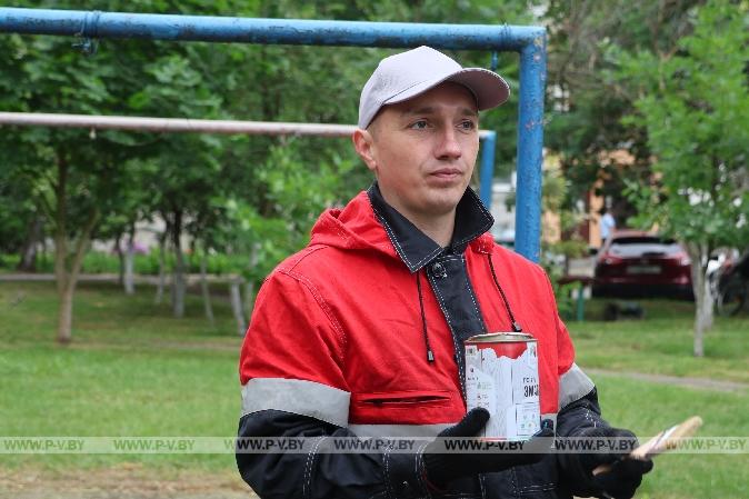 Активисты «Белой Руси» обновили двор в Пинске