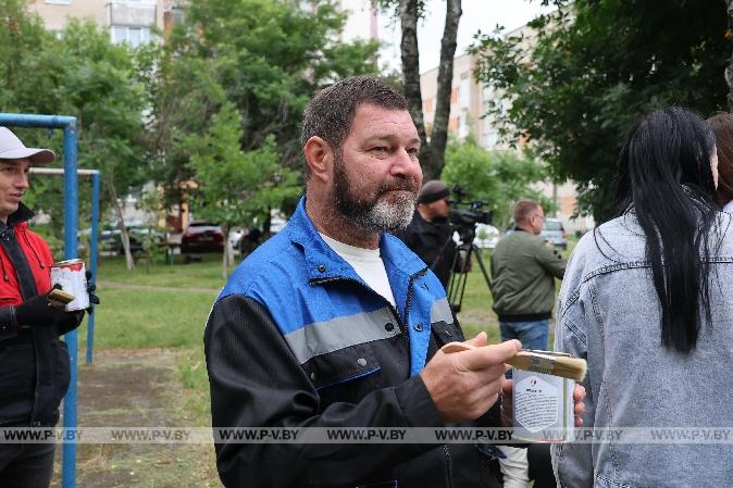 Активисты «Белой Руси» обновили двор в Пинске