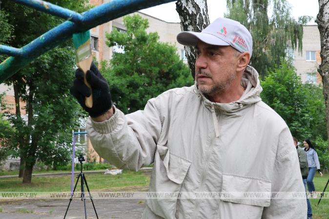 Активисты «Белой Руси» обновили двор в Пинске