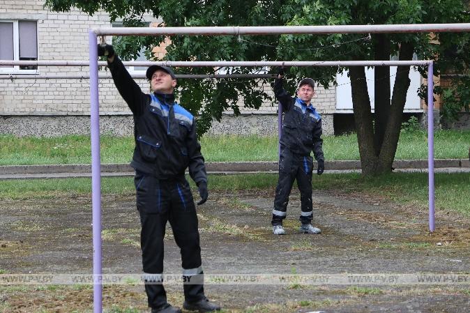 Активисты «Белой Руси» обновили двор в Пинске